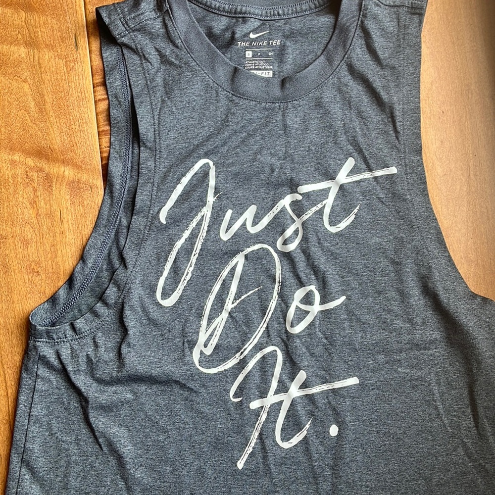 Women’s Nike workout muscle tee